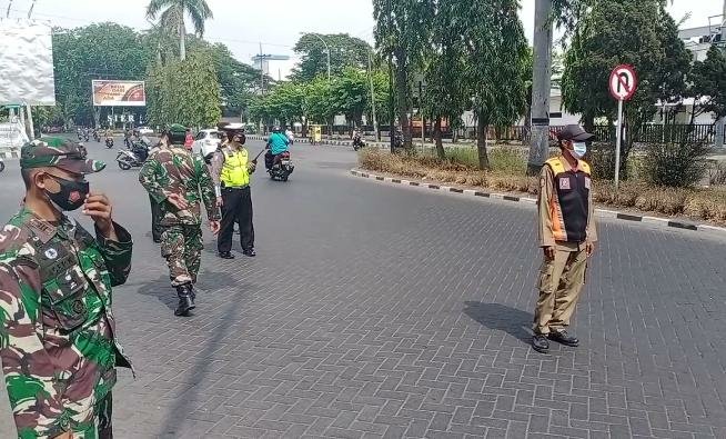 Petugas Gabungan Gelar operasi Patuh Masker di Jln Rungkut Industri Raya Portal Berita Militer Indonesia