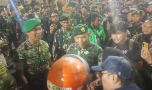Mayjen TNI Susilo menyampaikan pesan damai dan ajakan untuk berdialog. Foto: ist