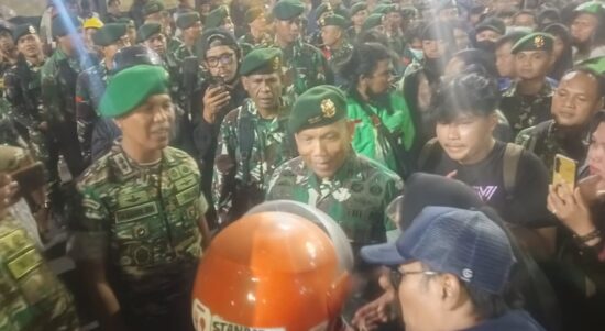 Mayjen TNI Susilo menyampaikan pesan damai dan ajakan untuk berdialog. Foto: ist