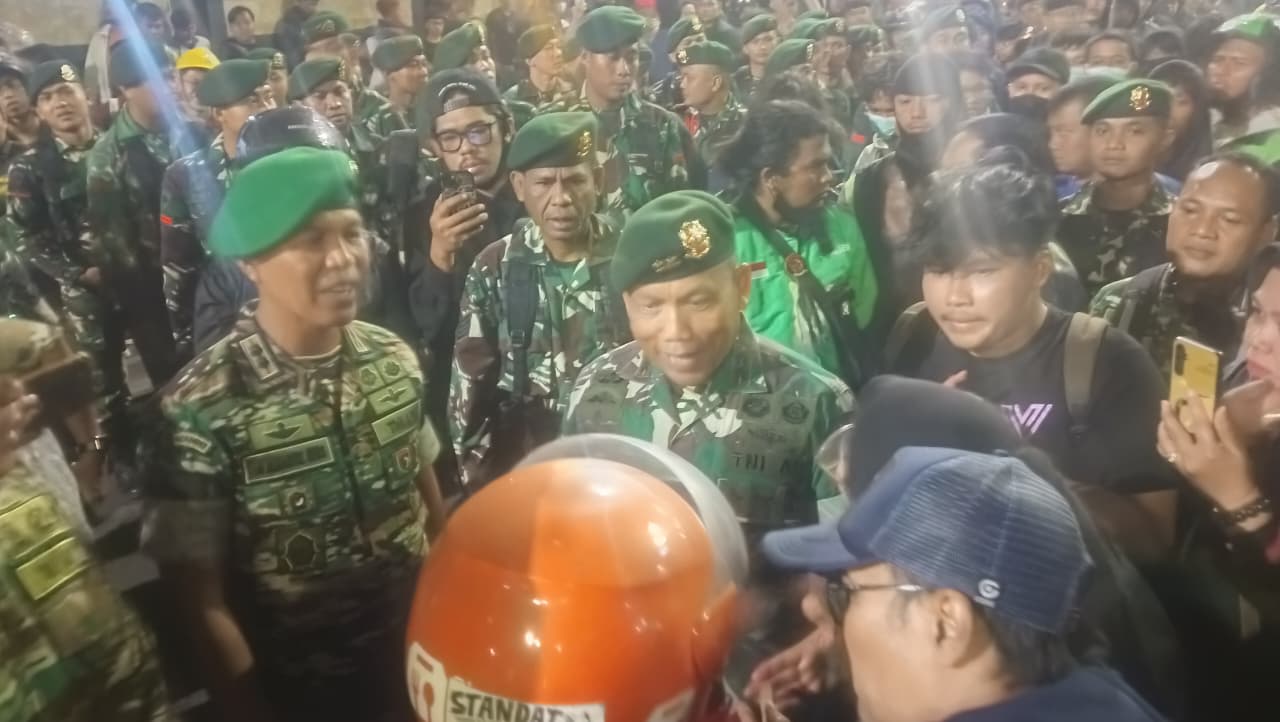 Mayjen TNI Susilo menyampaikan pesan damai dan ajakan untuk berdialog. Foto: ist