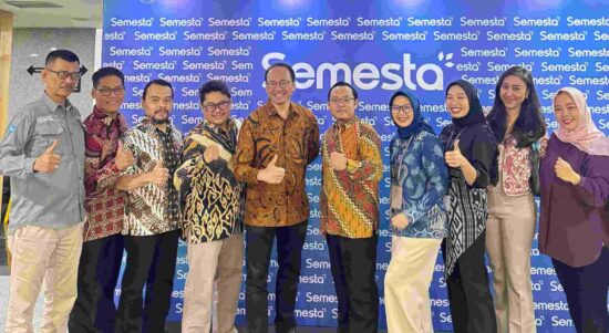 Penerima Hibah Resona Saintek Bersama Direktur Diseminasi dan Pemanfaatan Sains dan Teknologi Kemdiktisaintek, Prof. Dr. Eng. Yudi Darma, M.Si.