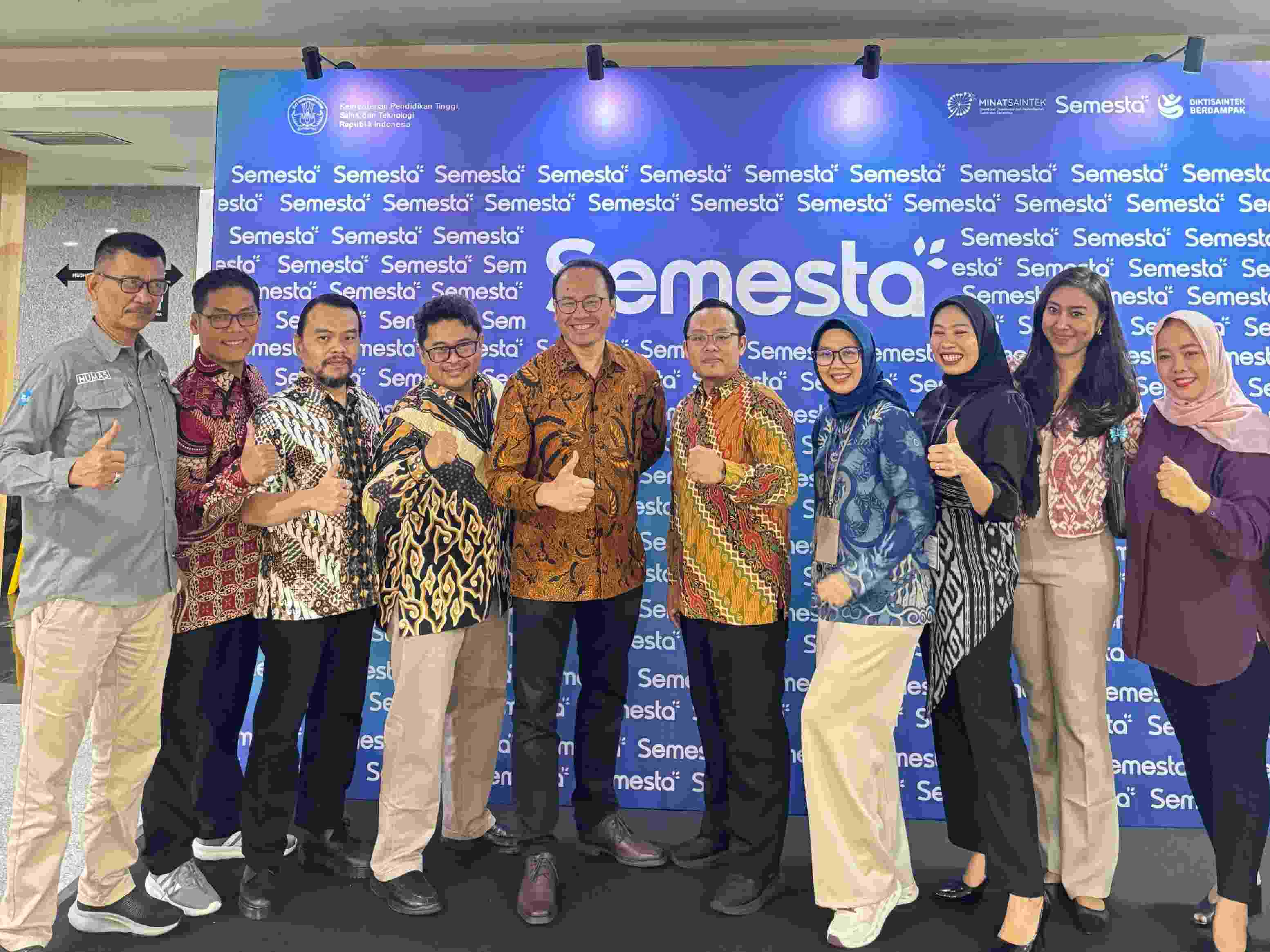 Penerima Hibah Resona Saintek Bersama Direktur Diseminasi dan Pemanfaatan Sains dan Teknologi Kemdiktisaintek, Prof. Dr. Eng. Yudi Darma, M.Si.