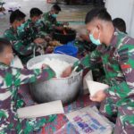 Satgas Yonif 122/Tombak Sakti kembali mengirim bantuan makanan bagi warga yang terjebak akibat longsor