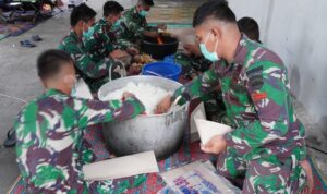 IMG-20251211-WA0164 Satgas Yonif 122/Tombak Sakti kembali mengirim bantuan makanan bagi warga yang terjebak akibat longsor
