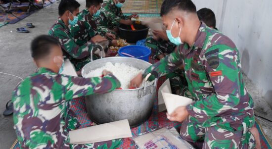 Satgas Yonif 122/Tombak Sakti kembali mengirim bantuan makanan bagi warga yang terjebak akibat longsor