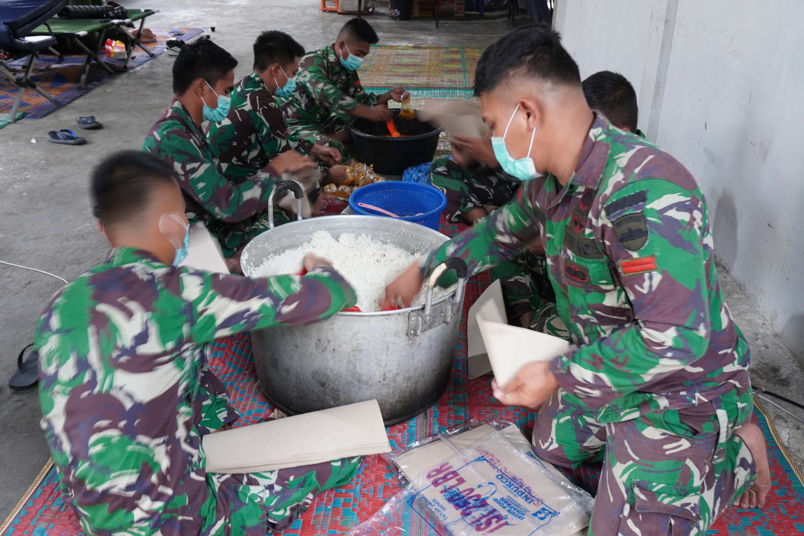 Satgas Yonif 122/Tombak Sakti kembali mengirim bantuan makanan bagi warga yang terjebak akibat longsor
