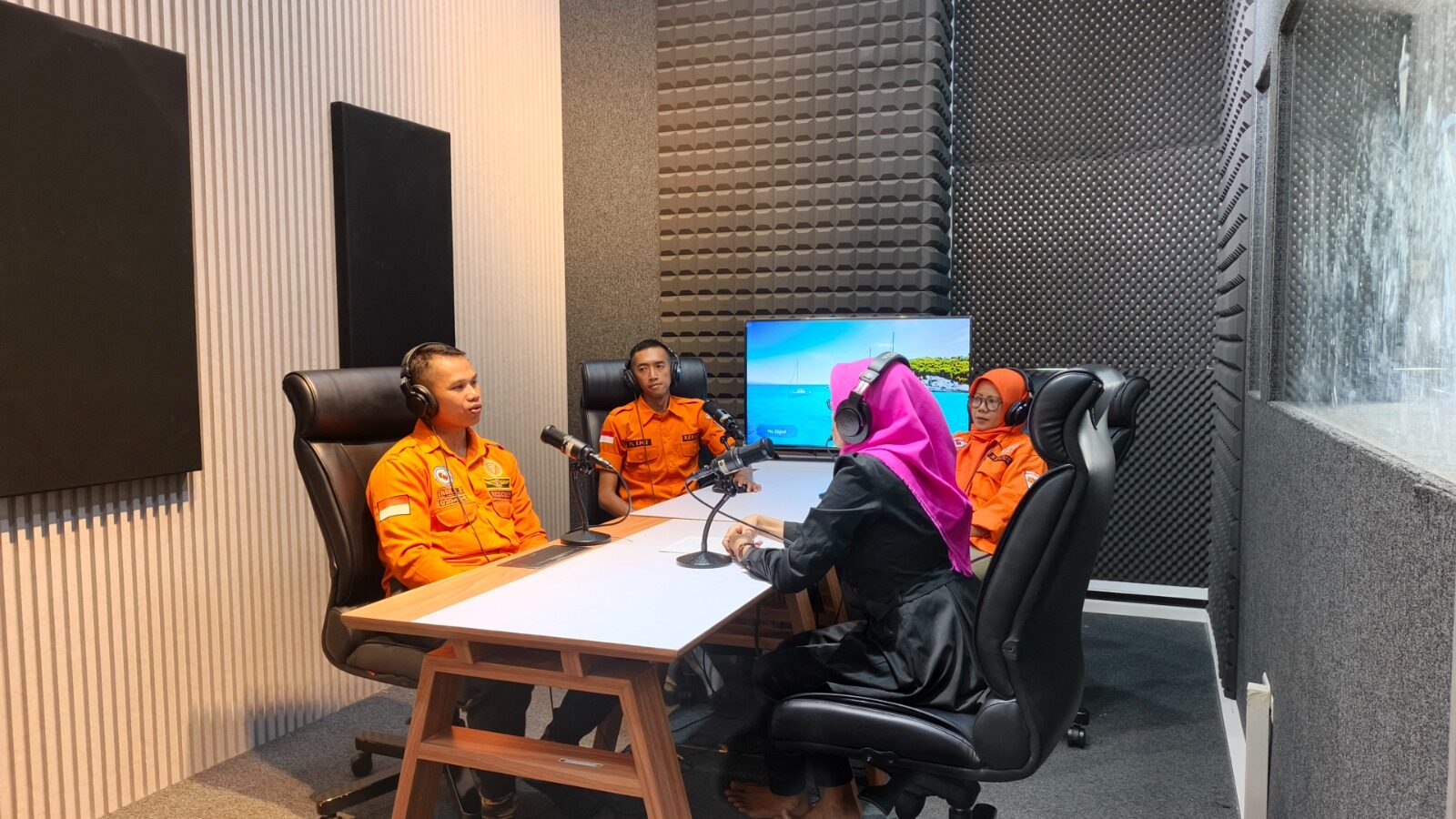 Podcast KSK Indonesia bersama KNDJH Rescue 020 Raider Malang di Gedung Malang Creative Center, Lantai 2 Kota Malang, pada Minggu, 21 Desember 2025. Foto: bill
