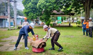 Simulasi kebakaran yang dipandu oleh tim TL K3 dan KAM Arya Junadi dan petugas terkait, Foto: Ana