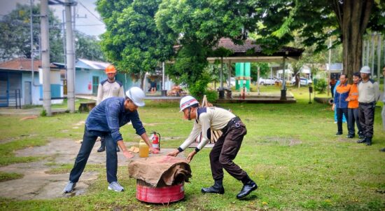 Simulasi kebakaran yang dipandu oleh tim TL K3 dan KAM Arya Junadi dan petugas terkait, Foto: Ana